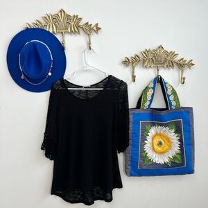 Chic Black knit mixed with lace sleeves L